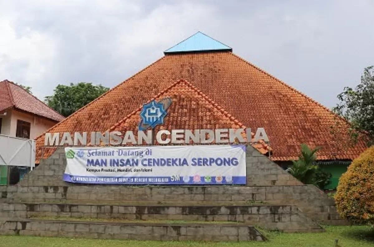 MAN Insan Cendekia Serpong menempati peringkat pertama dalam daftar SMA terbaik di Indonesia berdasarkan rata-rata nilai UTBK.