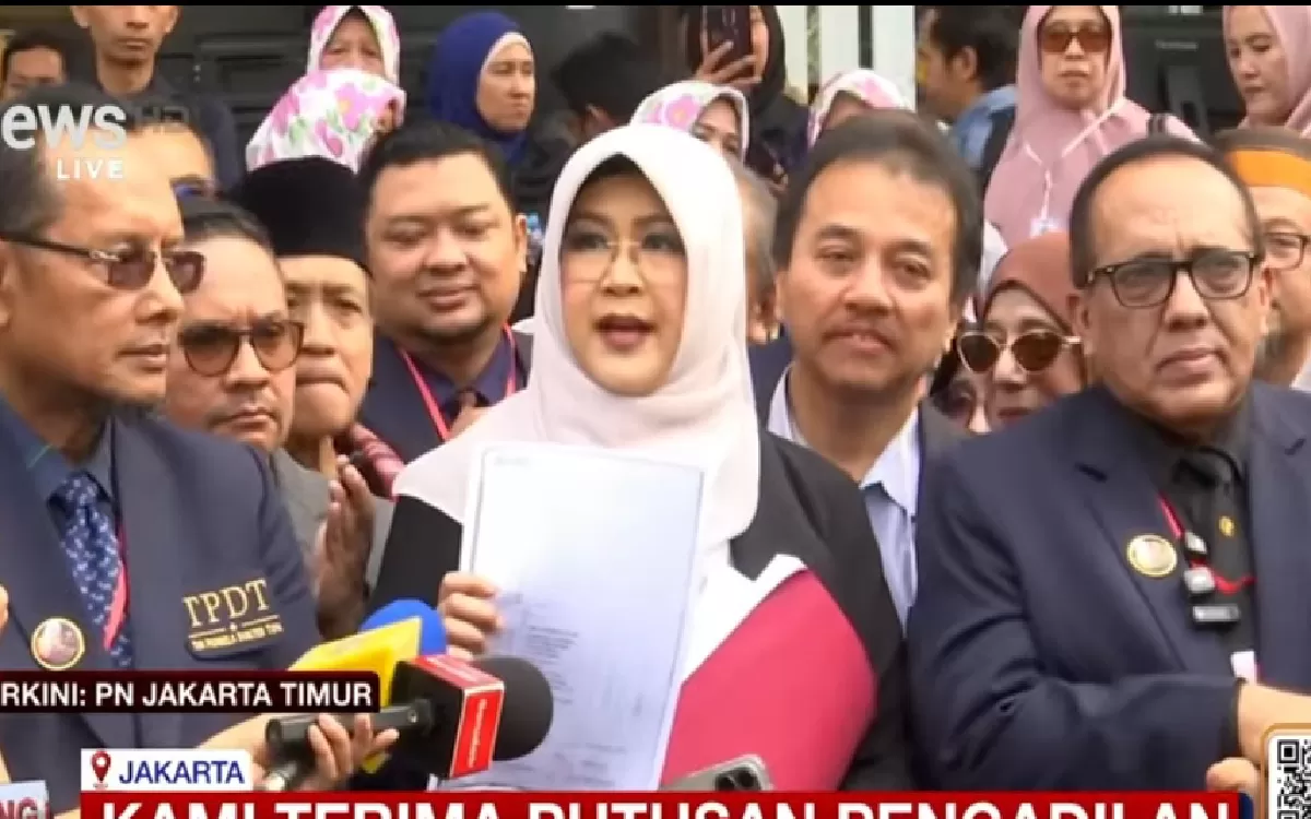 Dokter Tifa menunjukkan dokumen disebutnya tak terbantahkan soal ijazah Jokowi. (MEDIUSNEWS/ist)