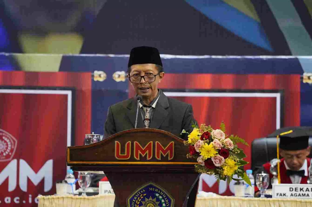 Sekda Demak Akhmad Sugiharto saat memberikan motivasi kepada wisudawan UMM tentang pentingnya kerja keras, ketekunan, dan keberanian menghadapi kegagalan.
