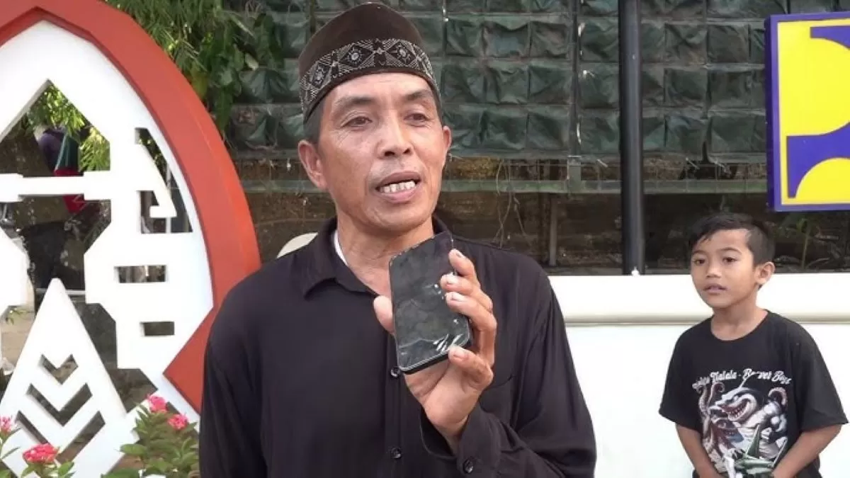 Senyum Pak Radi merekah. Bendungan Meninting membawa harapan baru bagi petani Lombok melalui pasokan air yang lebih stabil.