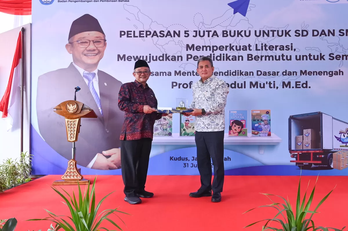 Foto : Mendikdasmen saat Pelepasan 5,5 Juta Buku Bacaan Bermutu untuk SD dan SMP di Kudus, Jawa Tengah. (Istimewa)
