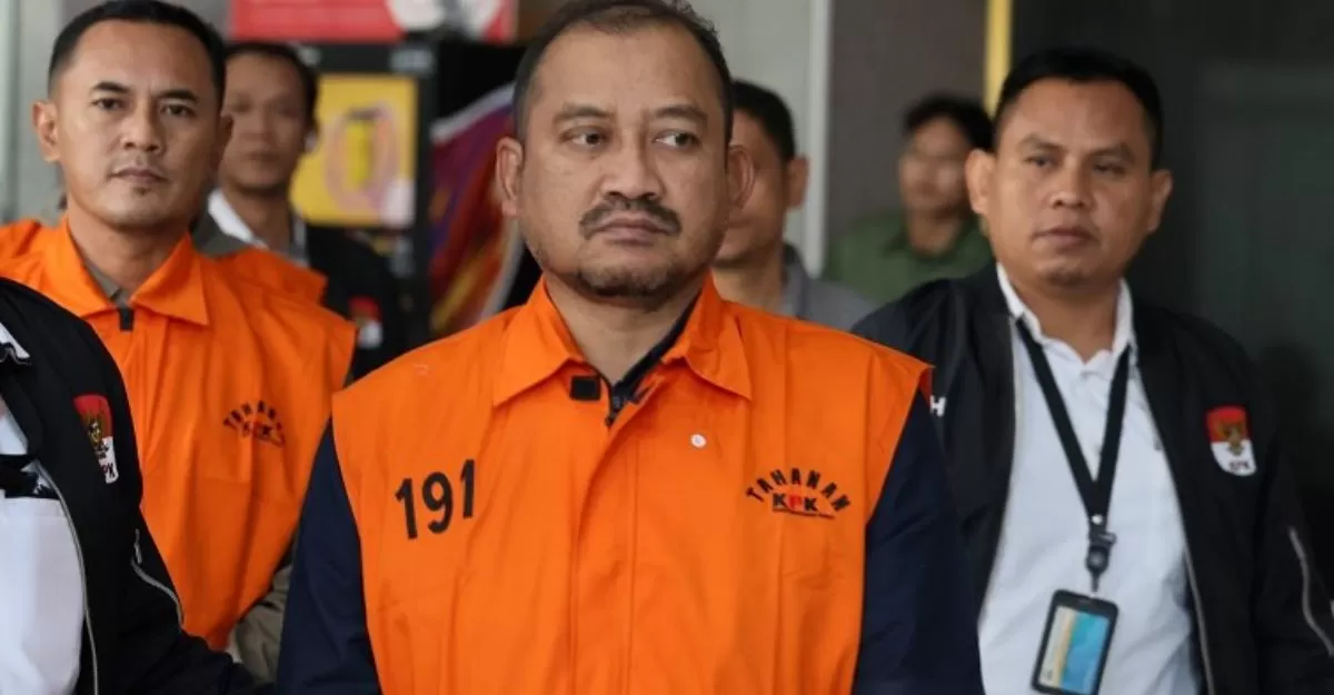 Bupati Pemalang Anom Widiyantoro ((depn bju orange) resmi sebagai tersangka dugaan tindak pidana korupsi dan dilakukan penahanan oleh KPK.. (dok. Infopublik)