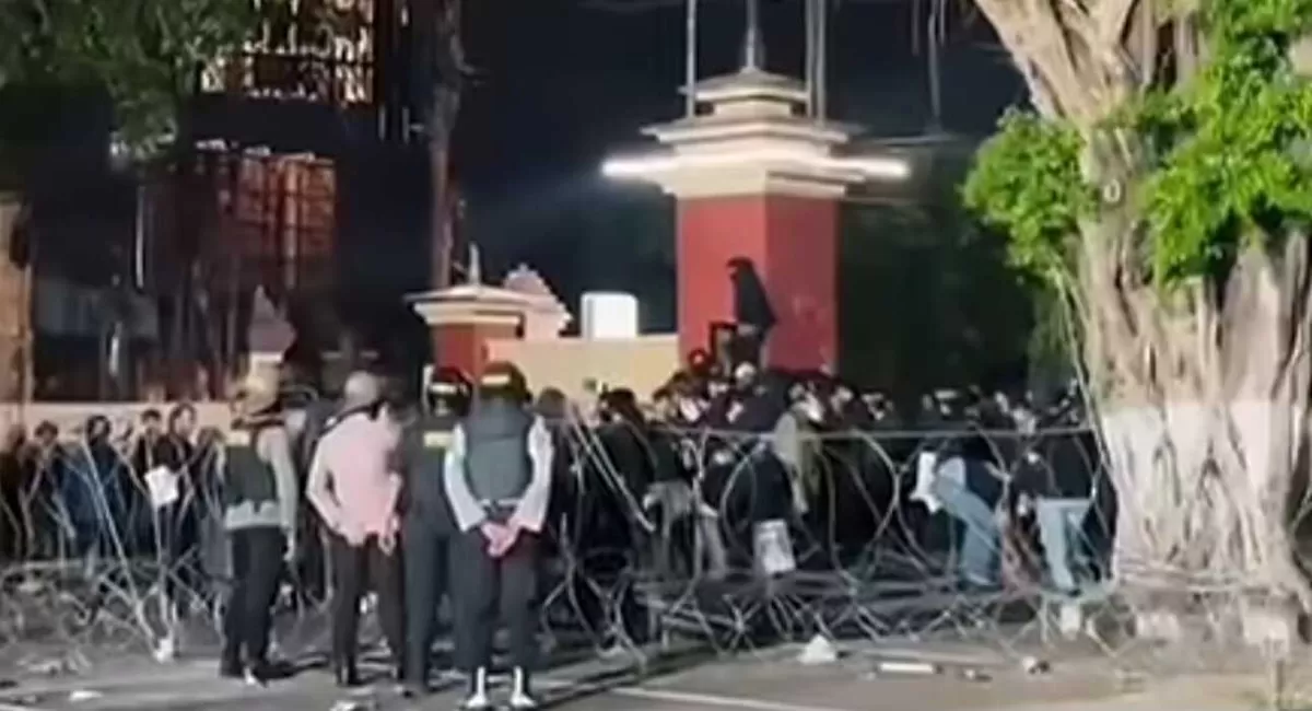 Sejumlah mahasiswa berunjuk rasa di depan Mapolda DIY pada Selasa malam sebelum situasi sempat ricuh. (Foto: Instagram.com/@poldajogja)