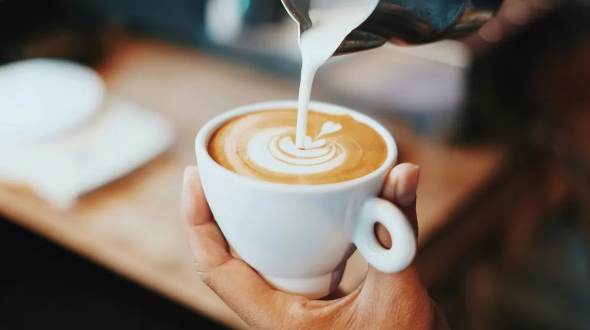 (Ilustrasi) Deretan tempat ngopi dekat Terminal Landungsari Malang yang bisa dijangkau jalan kaki hanya dalam hitungan menit. (Foto: Unsplash.com/@Fahmi Fakhrudin)