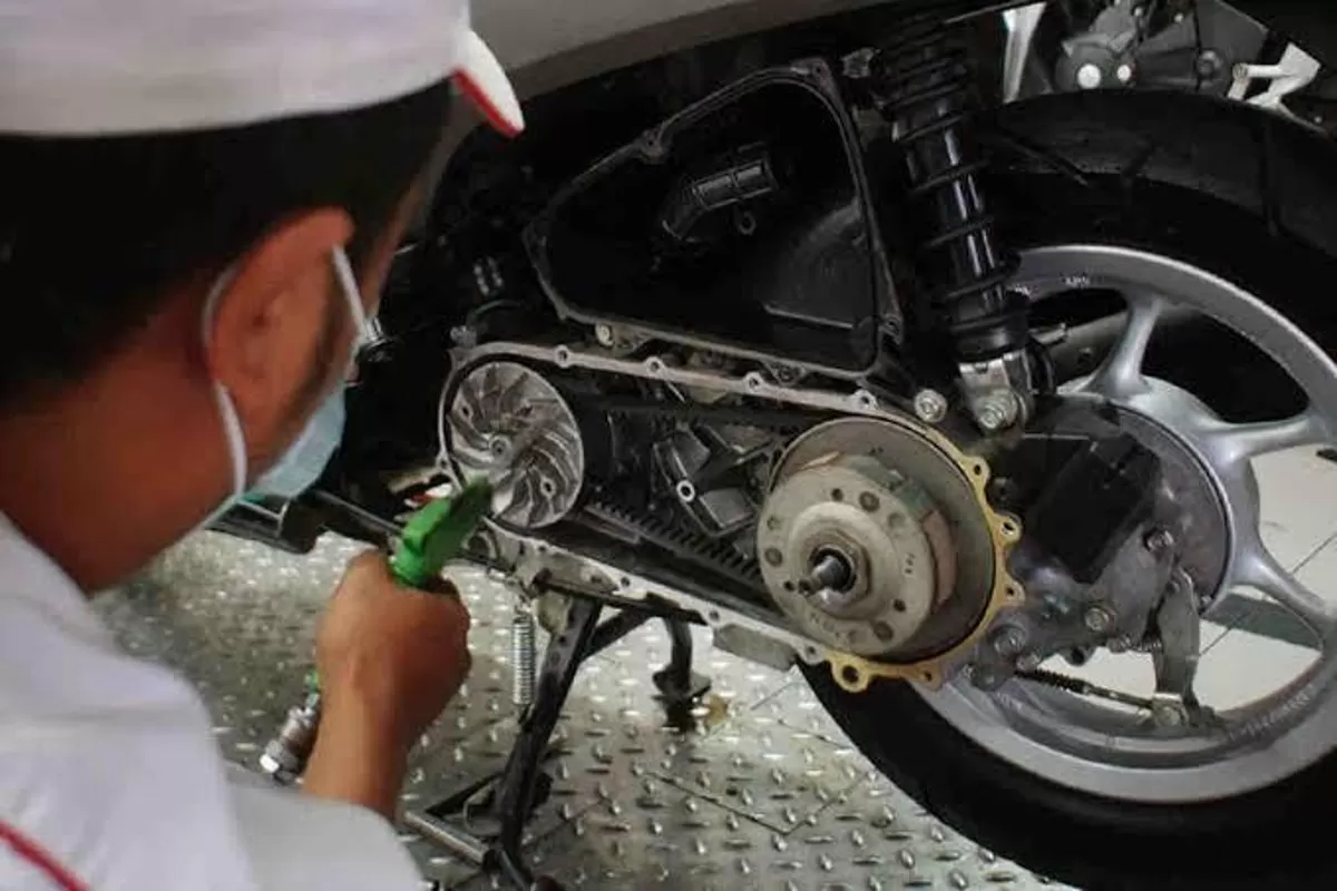 Mekanik sedang menyervis CVT. (hondabikersaceh)