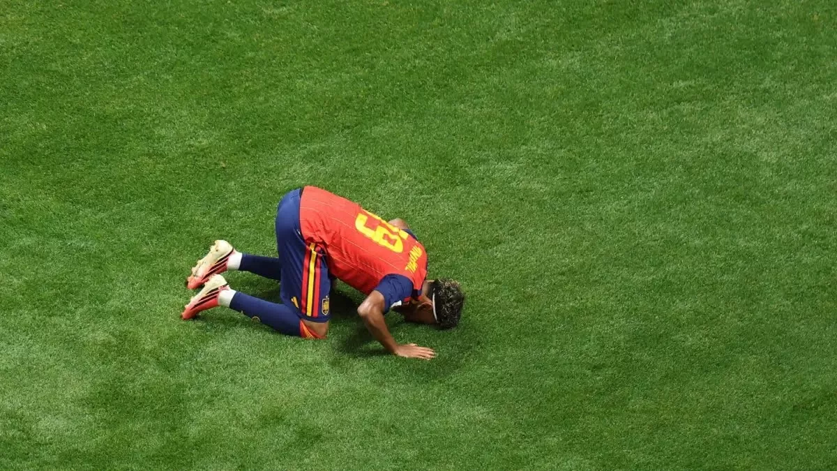 Viral sujud syukur Lamine Yamal usai cetak gol di Piala Dunia 2026. (Foto: X/Fabrizio Romano)
