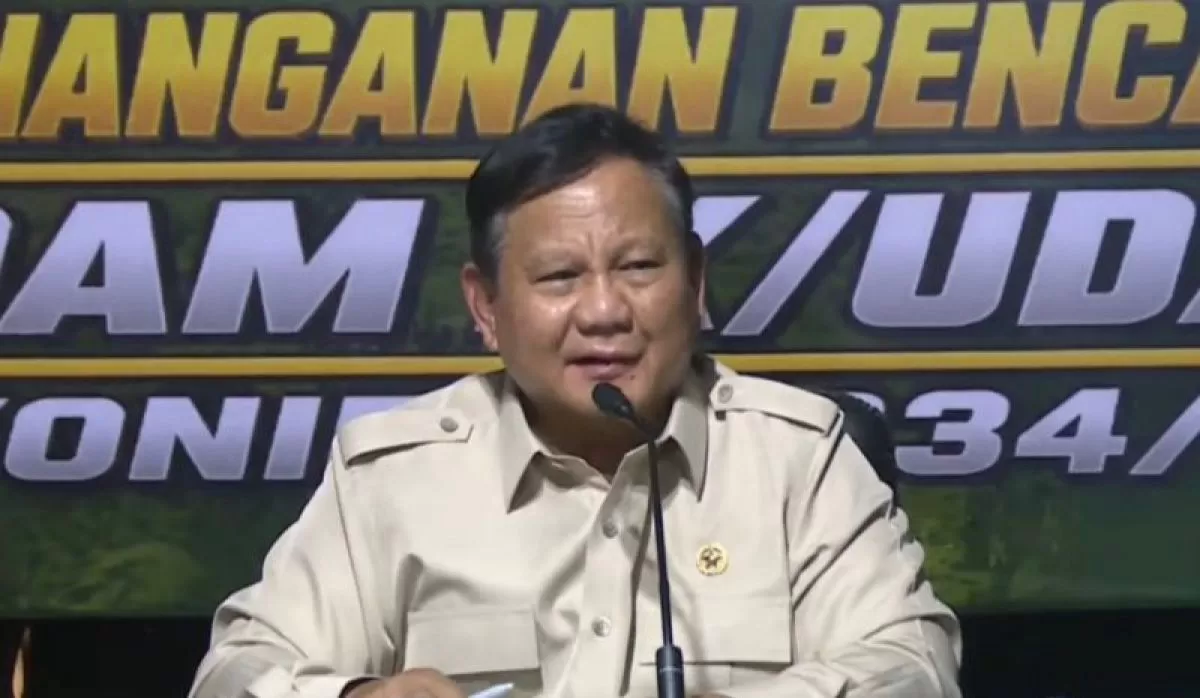 Prabowo menegaskan pemerintah mempercepat penanganan karhutla dengan mengerahkan helikopter, pesawat, pompa air, dan ribuan personel.
