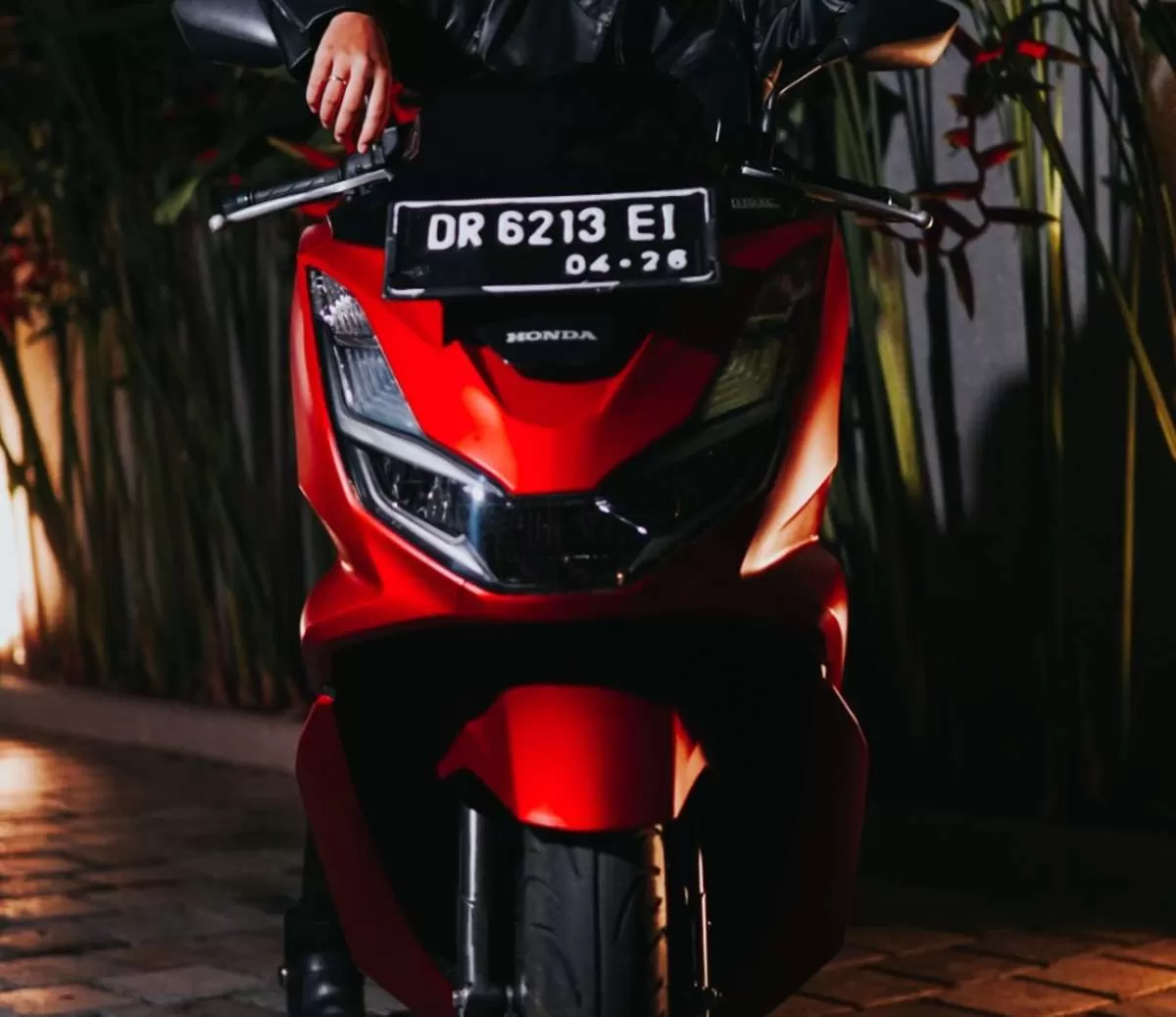 Honda PCX 160 Terbaru 2026 resmi rilis! Desain lebih sangar, mesin 160cc eSP+ makin bertenaga &amp; irit. Cek fitur barunya di sini!