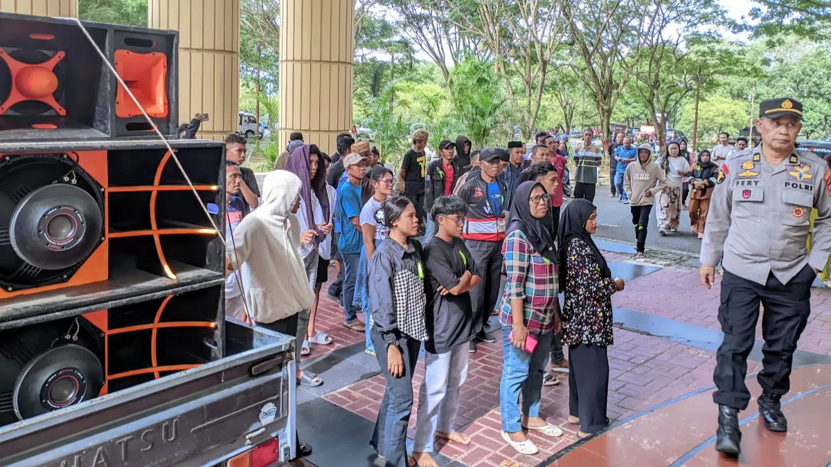 Massa desak Gubernur Gorontalo surati Kemendagri copot Bupati Bone Bolango akibat skandal narkoba, suap proyek, dan jual beli jabatan. (penaBICARA)