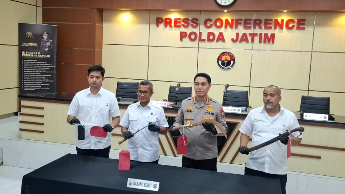Kabidhumas Polda Jatim Kombes Pol Jules Abraham Abast bersama jajaran memperlihatkan barang bukti saat pengungkapan kasus premanisme yang menyasar para petani di kawasan lereng Gunung Bromo, Pasuruan. (Sumber Foto: Humas Polda Jatim) (YOKALBAR)