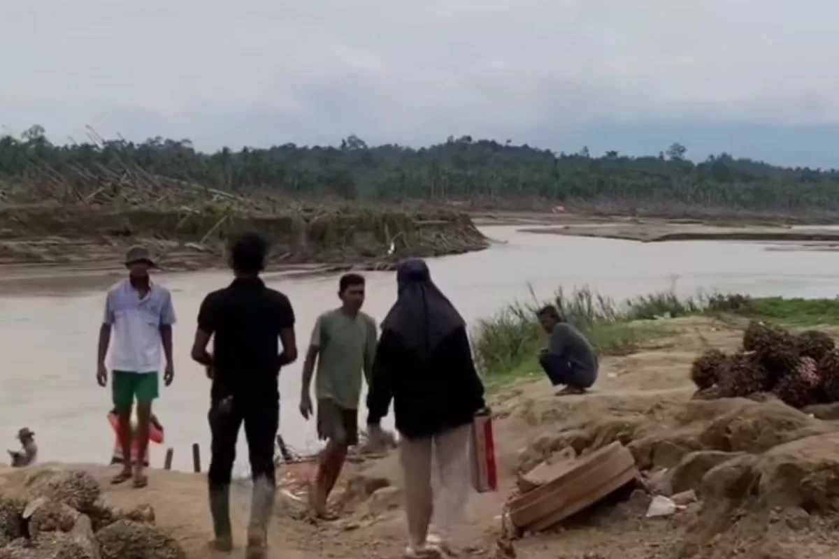 Kondisi dusun Sarah Raja Aceh Utara yang belum menunjukkan tanda-tanda pulih (Dok. Instagram / mnztl__)