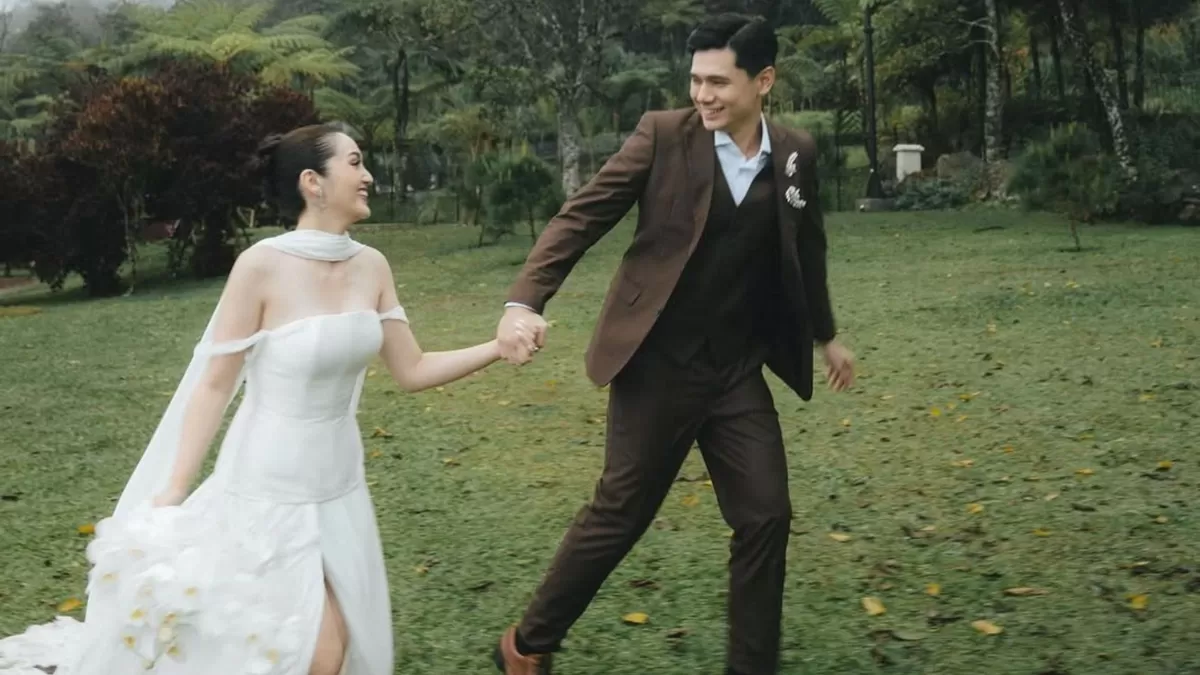 Perjalanan cinta Ranty Maria dan Rayn Wijaya hingga resmi menikah 26 Januari 2026, dari rekan kerja hingga pasangan sehidup semati. (Instagram @rantymaria)