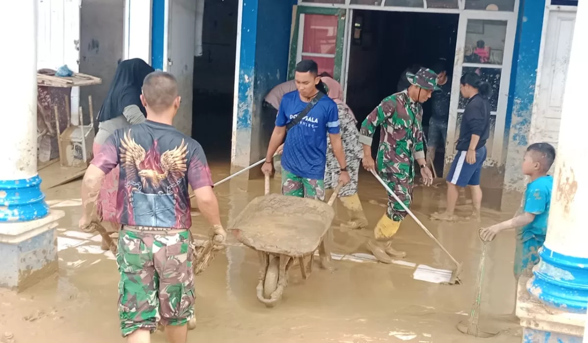 Sekolah Terendam Lumpur, TNI AD Turun Tangan Bersihkan SD Muhammadiyah dan TK ABA di Tapanuli Selatan