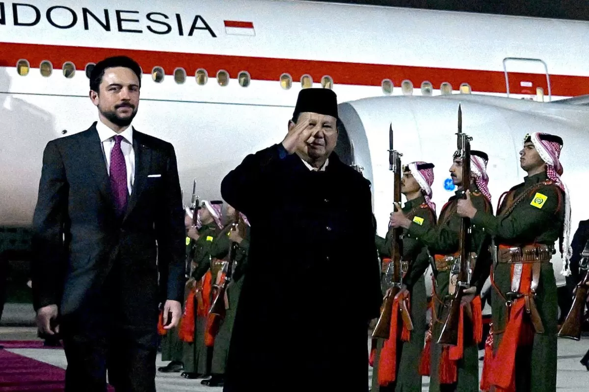 Presiden Prabowo Tiba di Amman, Disambut Putra Mahkota Yordania dan Dikawal F-16 AU.