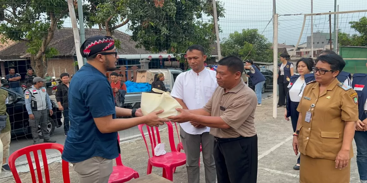 PB XIV Hangabehi Bagikan 1.300 Paket Makanan untuk Warga Terdampak Kebakaran TPA Putri Cempo