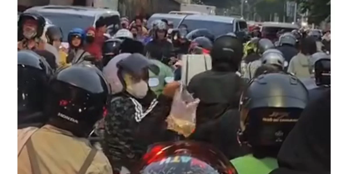 Pengendara motor saling berbagi makanan di waktu buka puasa saat terjebak macet. (Threads/prajnaparamithaa)