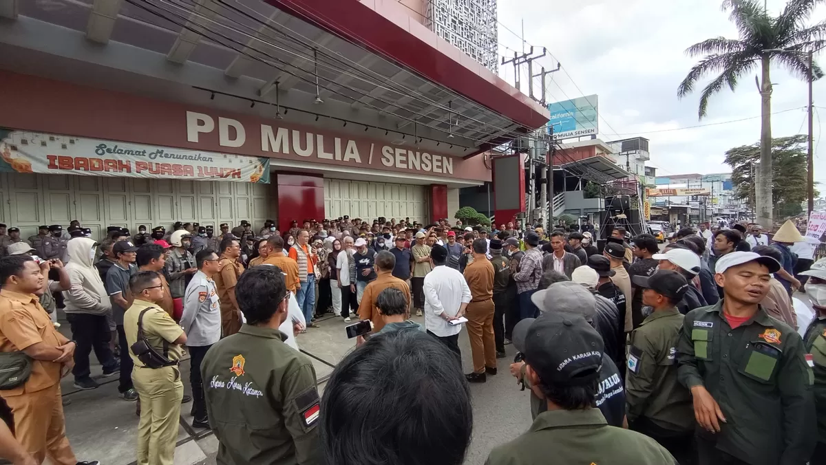 Ratusan pedagang pakaian dari Pasar Cikurubuk, Kota Tasikmalaya, menggelar aksi demonstrasi di depan sebuah toko pakaian besar di kawasan kompleks pasar pada Senin (9/3/2026) siang. 