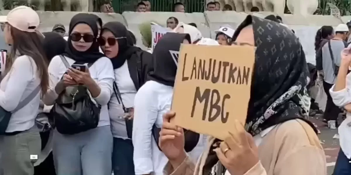 Ibu-ibu demo dukung MBG di depan kantor BGN. (Lintang Wibowo/Harianterbit.com) 