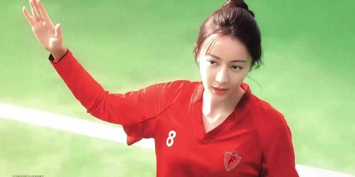 Dilraba Dilmurat berakting dalam film Kung Fu Soccer. (kbizoom)