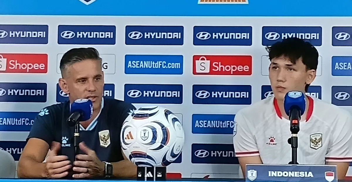 John Herdman bersama Mitchell Baker seusai laga Timnas Indonesia melawan Kamboja di Stadion Pekansari Bogor (Lintang Wibowo/Harianterbit.com)