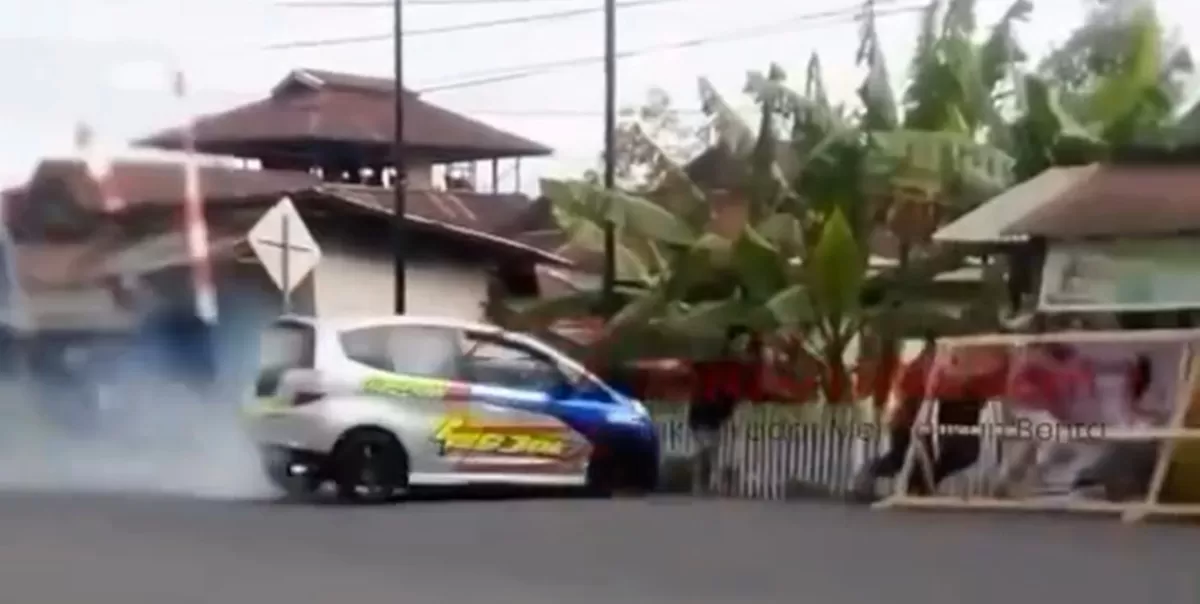 Viral Kecelakaan Maut Turnamen Tidar Drag Race Championship 2026 Kotamobagu, Ini Daftar Lengkap 8 Orang yang Meninggal Dunia. (Foto: Tangkapan Layar Video Instagram @danil_emor - INDEPENDENMEDIA.ID)