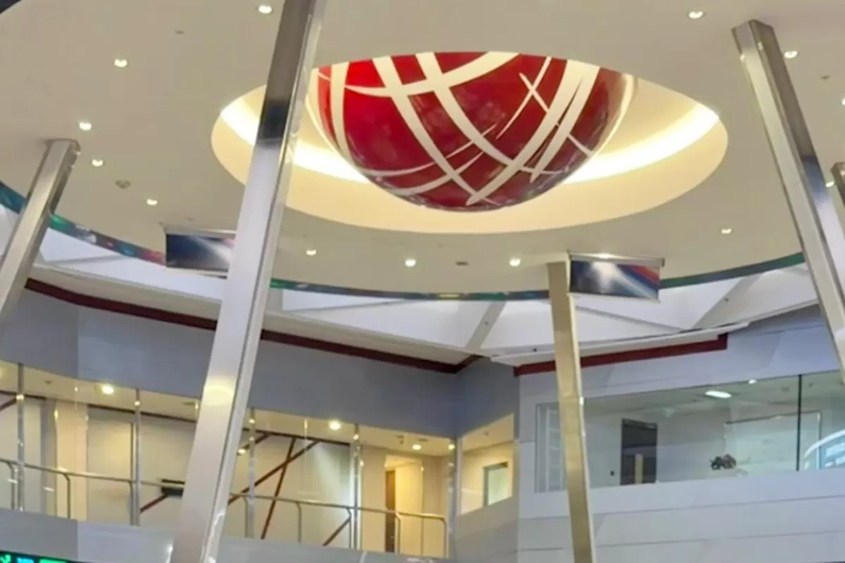 IHSG dibuka naik di awal perdagangan Senin, terdorong net buy asing, meski ketegangan geopolitik AS-Venezuela memengaruhi sentimen pasar. Investor juga memantau harga minyak, emas, dan data ekonomi AS serta Indonesia. (Foto: Instagram/@idx)