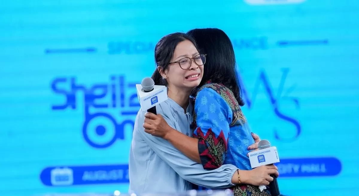 Pertemuan Yuni Lestari dan Suyati berlangsung penuh haru di Taiwan. Kejutan BRI Taiwan menjadi bagian dari program Tali Kasih untuk mendekatkan dukungan kepada komunitas PMI. (Dok. BANK BRI)