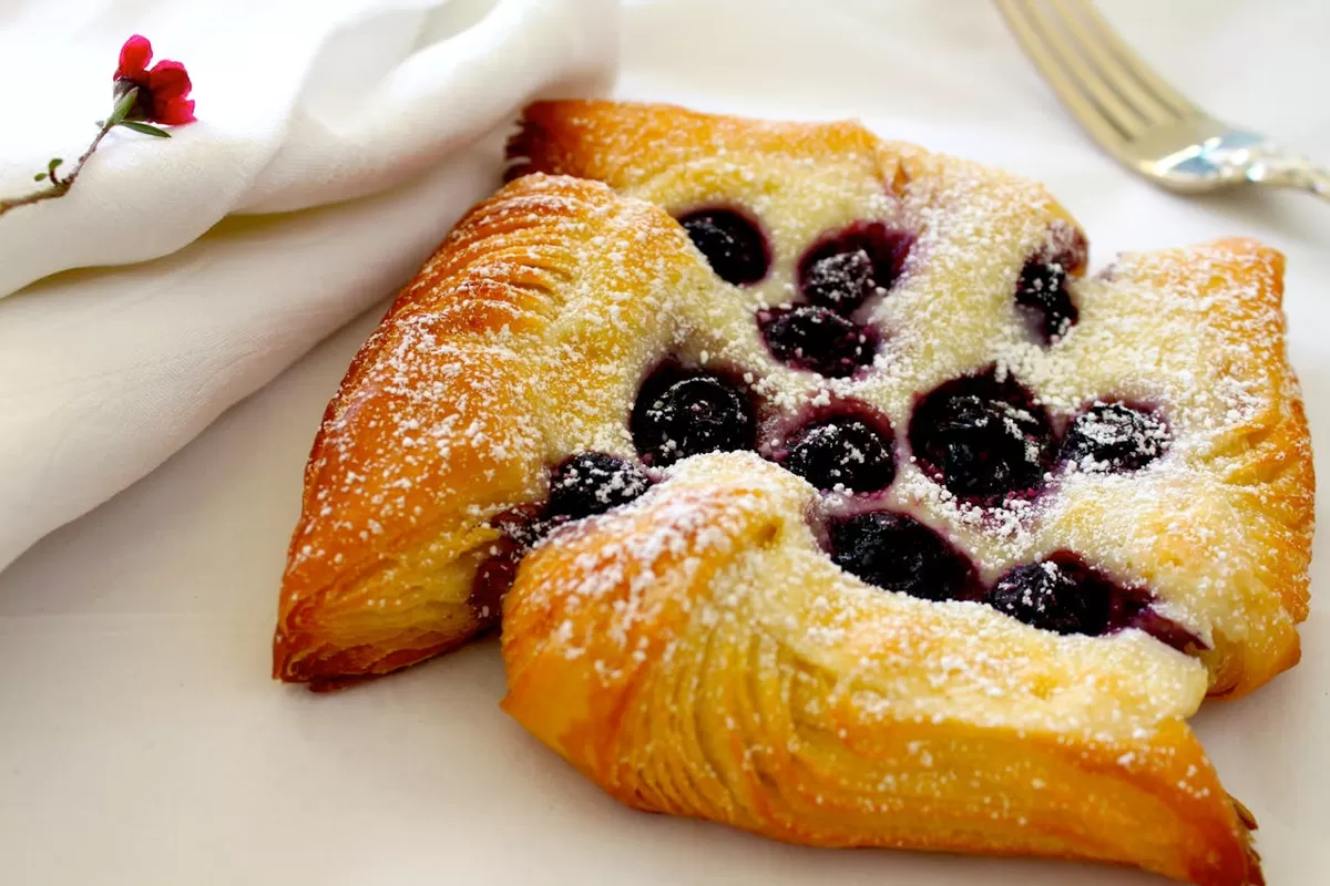 Ini dessert enak, intip resep blueberry puff pastry yang enak banget ...