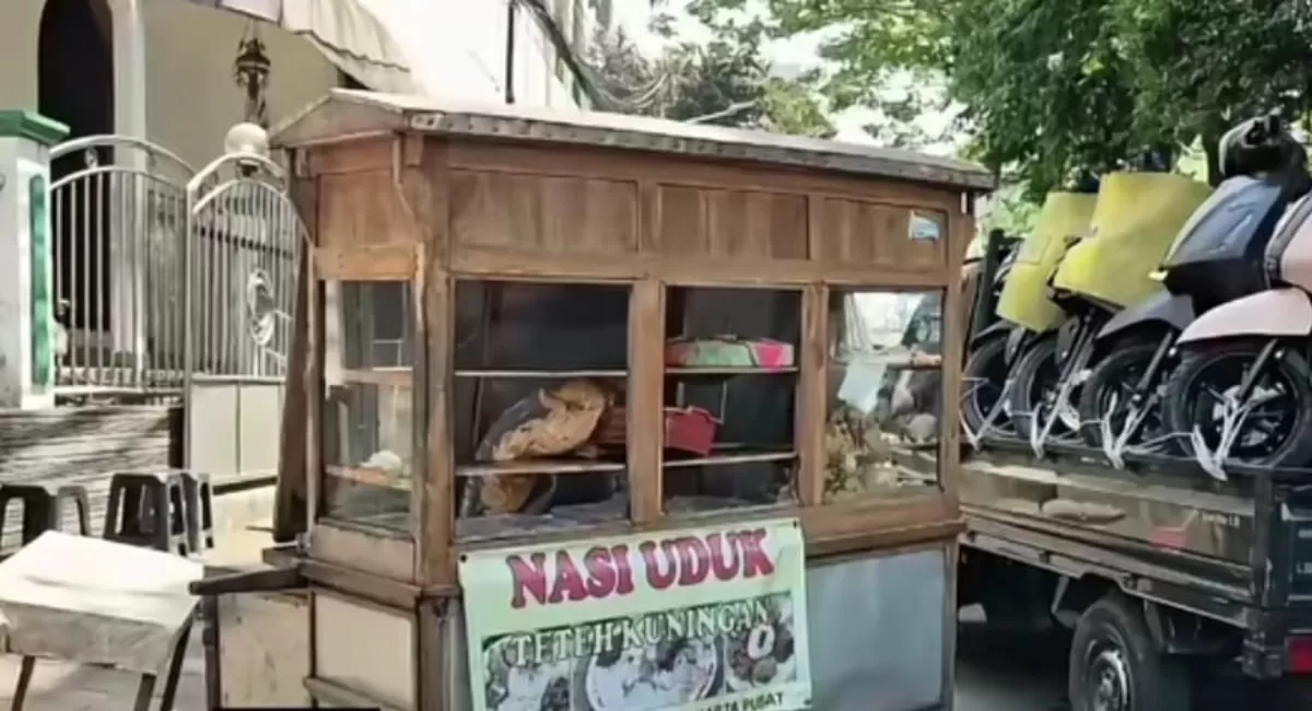 Gerobak nasi uduk yang dirusak di Matraman sebelum bentrok kelompok warga pecah. (Instagram/bangranistones)