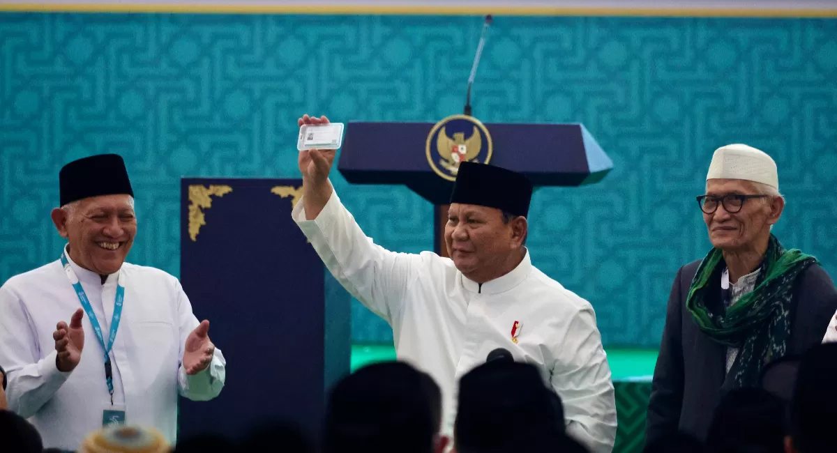 Presiden Prabowo Subianto resmi menerima Kartu Tanda Anggota Nahdlatul Ulama (Kartanu) dengan status anggota seumur hidup. (Dok. Bakom RI)