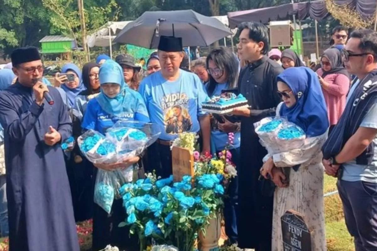 Fans Vidi Aldiano ziarah di hari ulang tahun ke-36, lanjutkan gerakan kebaikan dan doa bersama.