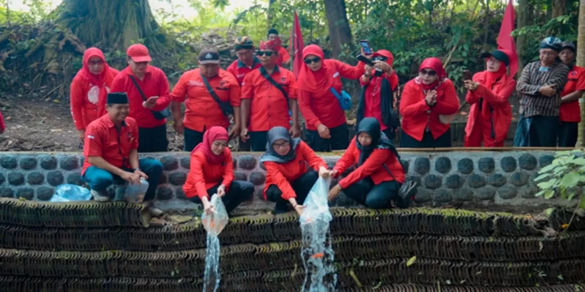 Kegiatan sedekah alam untuk peringatan ulang tahun PDIP ke-53 dan Megawati ke-79 oleh DPC PDIP Banyuwangi. (Dok. DPC PDIP Banyuwangi)