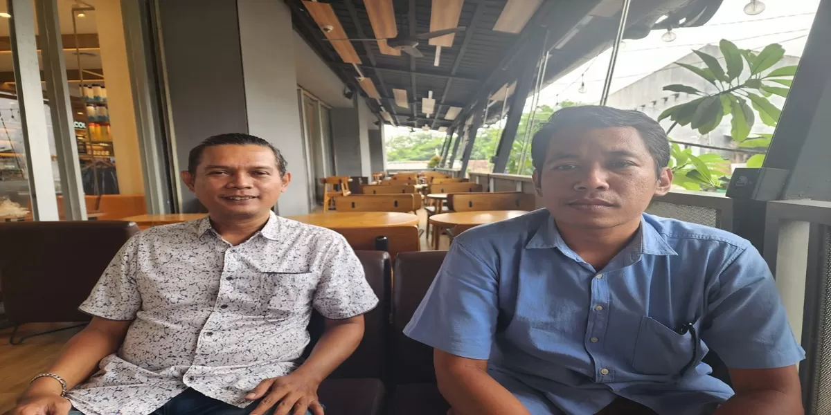 Ance Prasetyo selaku kordinator kelompok pegiat anti korupsi menggunakan baju putih bermotif