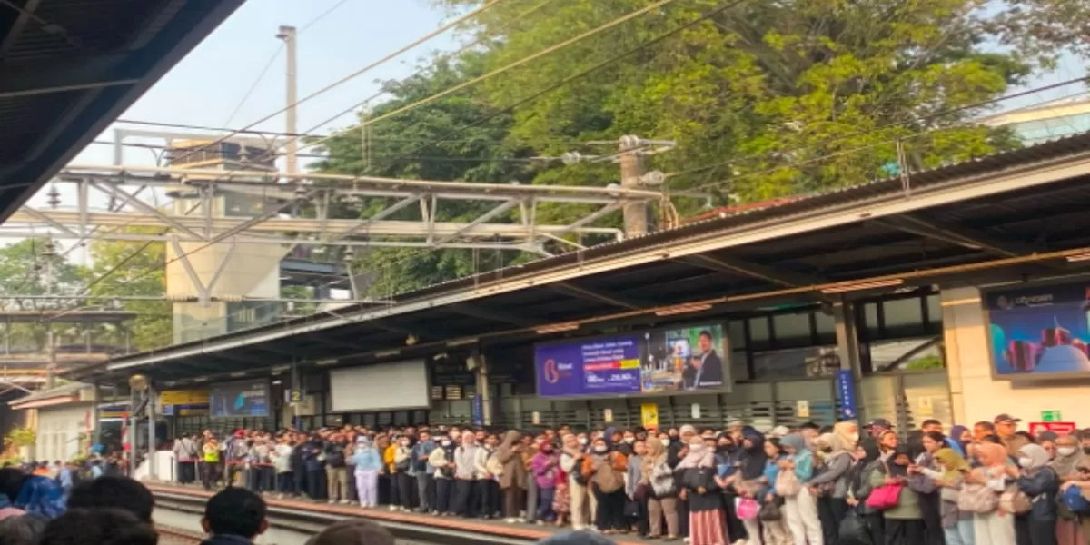 Terjadinya kepadatan di sejumlah stasiun usai gangguan KA 1183 dan KA 1914A pada Kamis, 20 Agustus 2026. (Threads/@susaans)