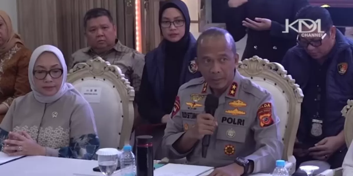 Kapolda Jawa Barat, Irjen Pol. Rudi Setiawan berjanji akan memberikan hukuman seberat-beratnya untuk Taufik Hidayat. (Tangkap layar YouTube.com/KANG DEDI MULYADI CHANNEL)