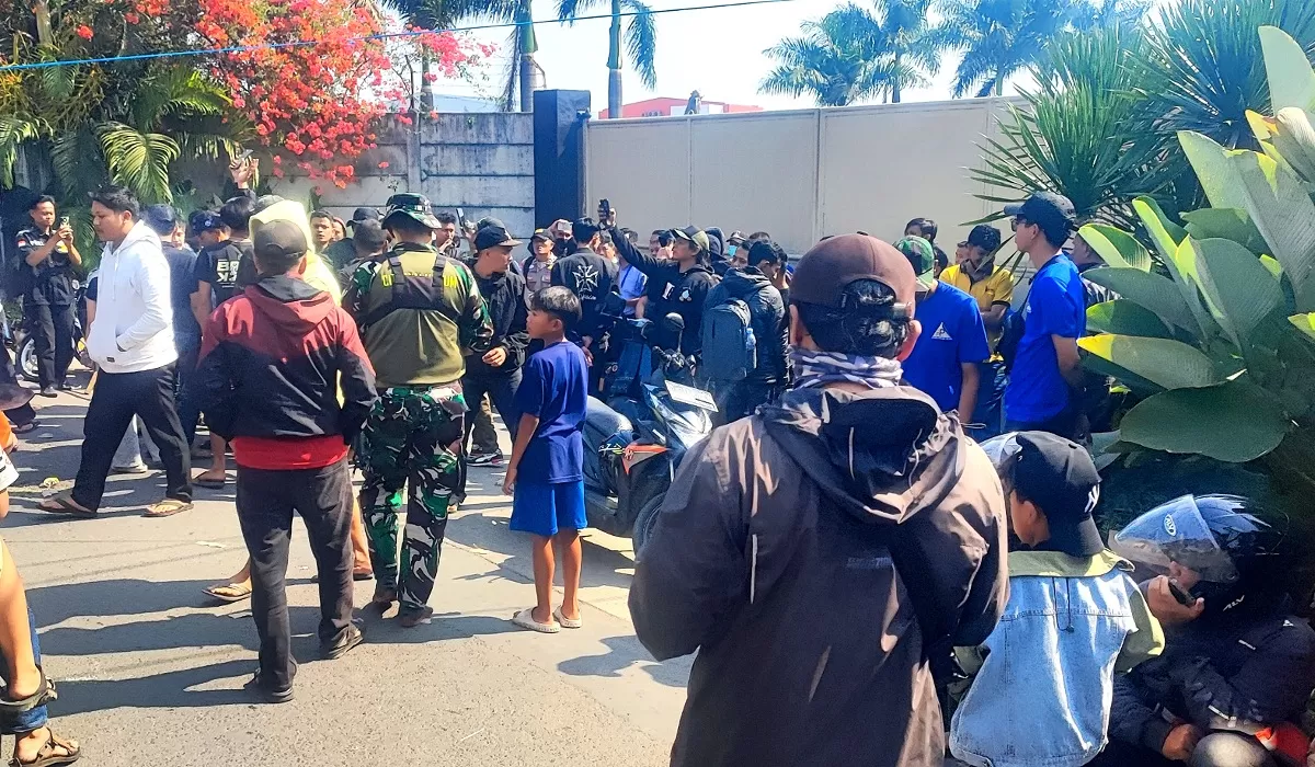 Ratusan Warga Kepung PT Royal Abadi Sejahtera, Tuntut Pekerja Lokal yang Diduga Diberhentikan Sepihak