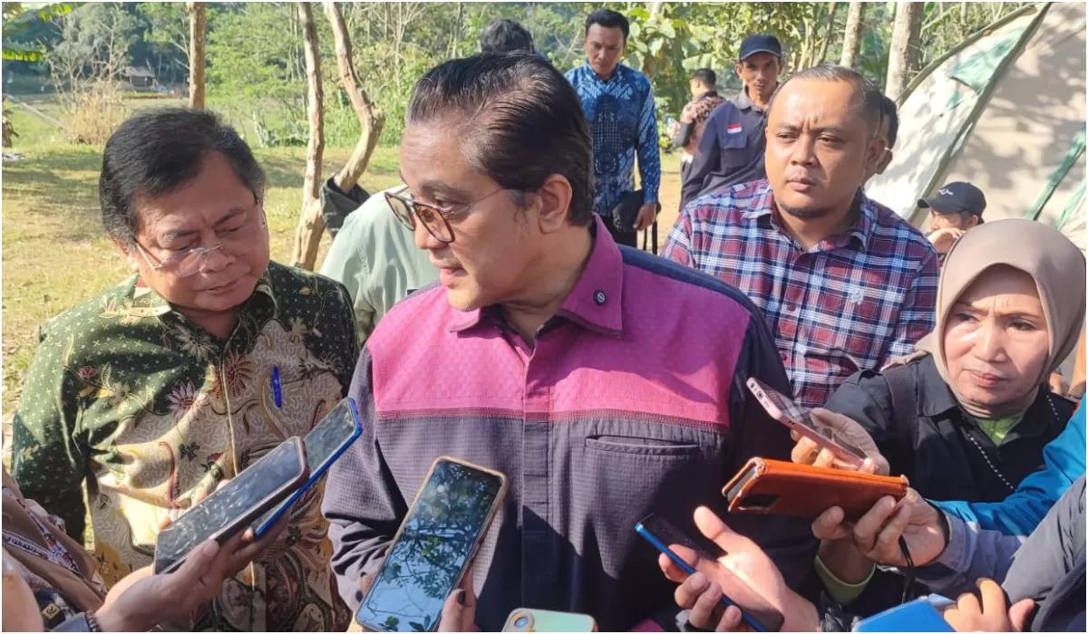 Dede Yusuf Serahkan Sertipikat PTSL di Bandung Barat, Kepala BPN KBB: Jangan Terburu-buru Jual Tanah, Manfaatkan untuk Masa Depan