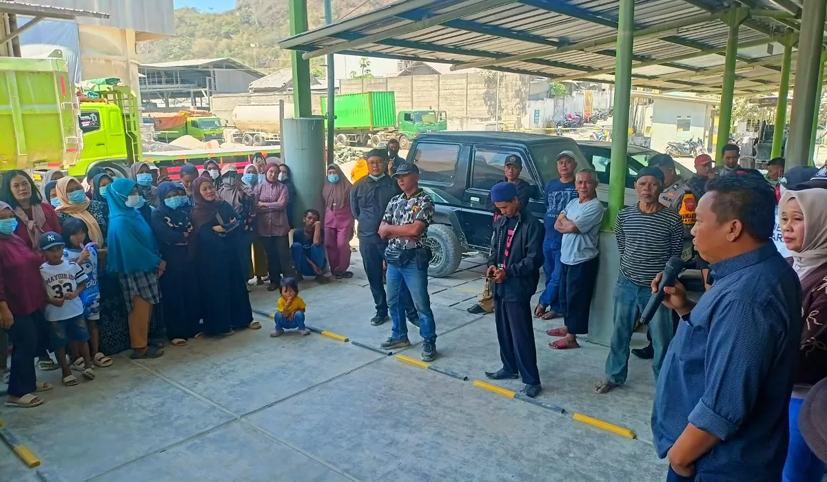 Emak-emak Geruduk PT Kurnia Marmer, Protes Dugaan Polusi Debu dan Getaran Pabrik di Padalarang