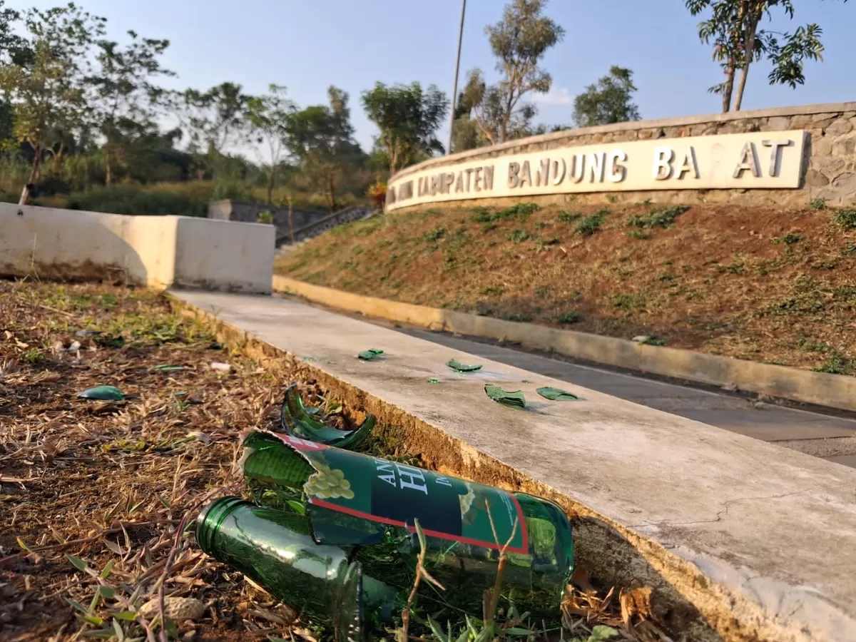 Alun-Alun KBB Rp12 Miliar Kini Memprihatinkan, Dipenuhi Pecahan Botol Diduga Jadi Lokasi Pesta Miras