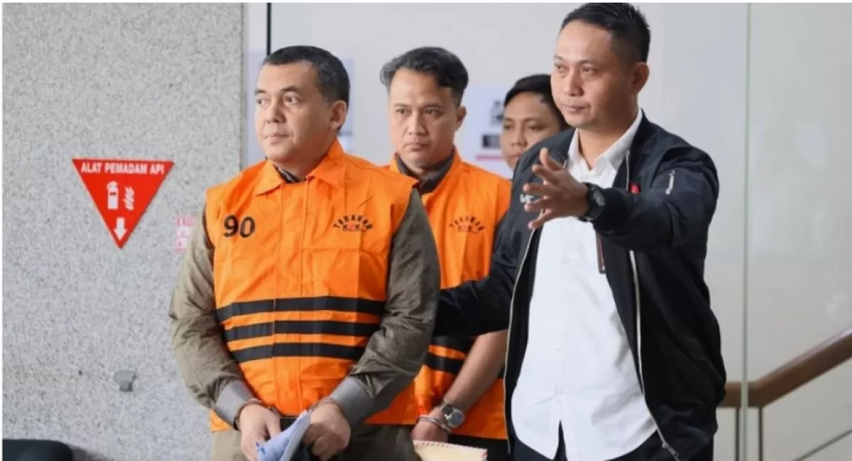 Wamen Imipas, Silmy Karim, mengenakan rompi oranye setelah ditetapkan sebagai tersangka pemerasan izin tinggal WNA oleh KPK. (Dok. KPK)