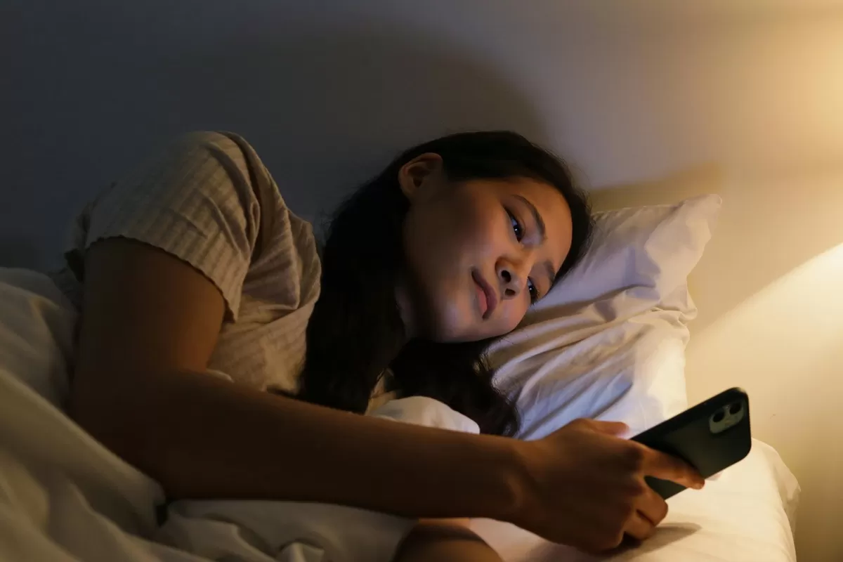 Kebiasaan membuka Smartphon saat bangun tidur berpotensi meningkatkan tekanan darah (foto : pexels - Ron Lach)