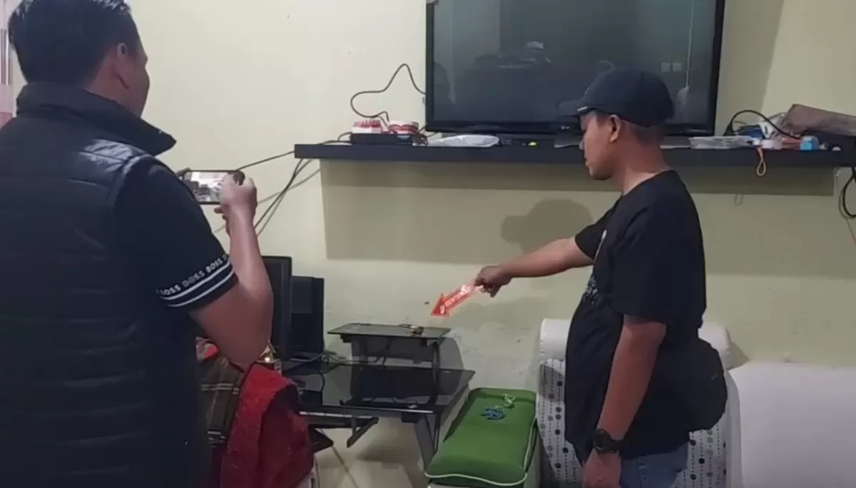 Aparat kepolisian sedang melakukan olah TKP kejadian pencurian di perum PKR Kota Tasikmalaya. Lintaside.com