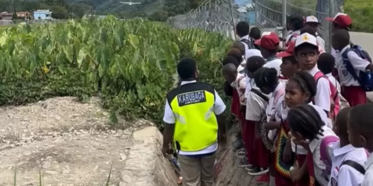 Mengintip momen viral anak-anak SD di Tolikara, Papua Pegunungan yang harus menunggu pesawat melintas setiap berangkat ke sekolah. (Instagram.com/@ussfeeds)
