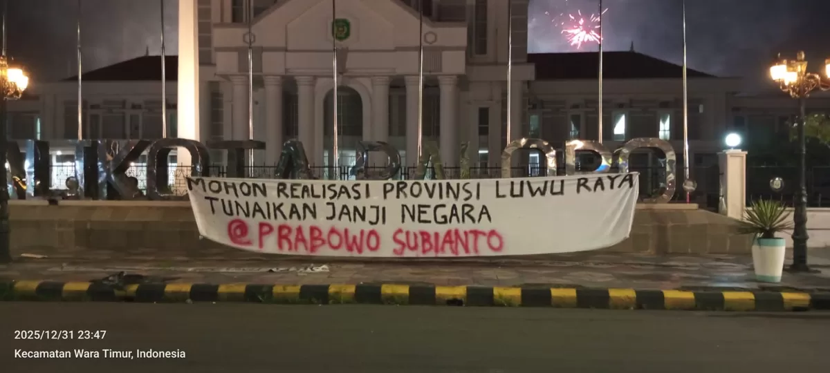 Spanduk tuntutan pembentukan Provinsi Luwu Raya muncul di Kota Palopo. (f: Ist)