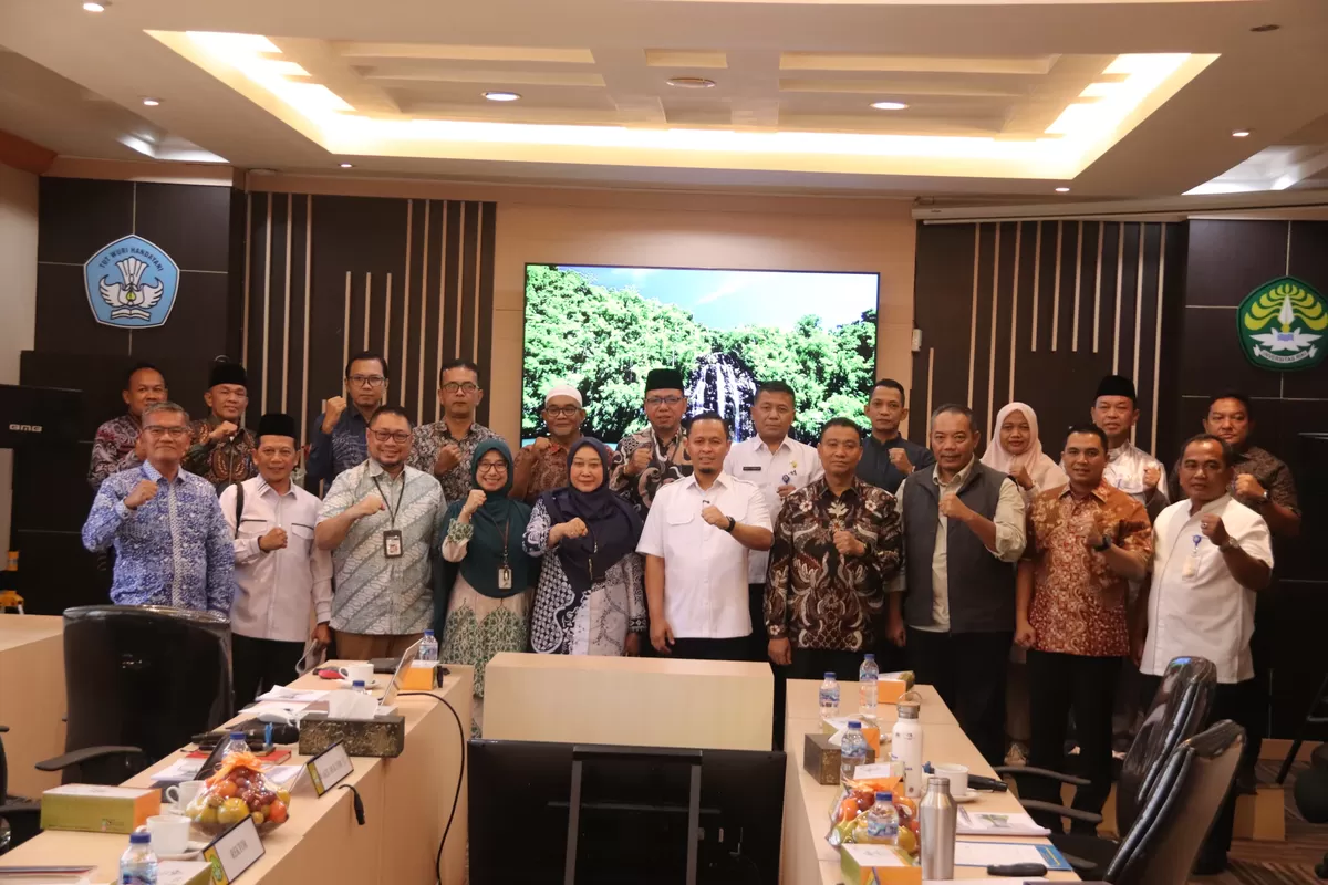 Pertemuan antara Wali Kota Pekanbaru H Agung Nugroho SE MM dan Rektor Ubri Prof Dr Hj Sri Indarti SE MSi di rektorat, Jumat (2/1/2026).  (f: Ist)