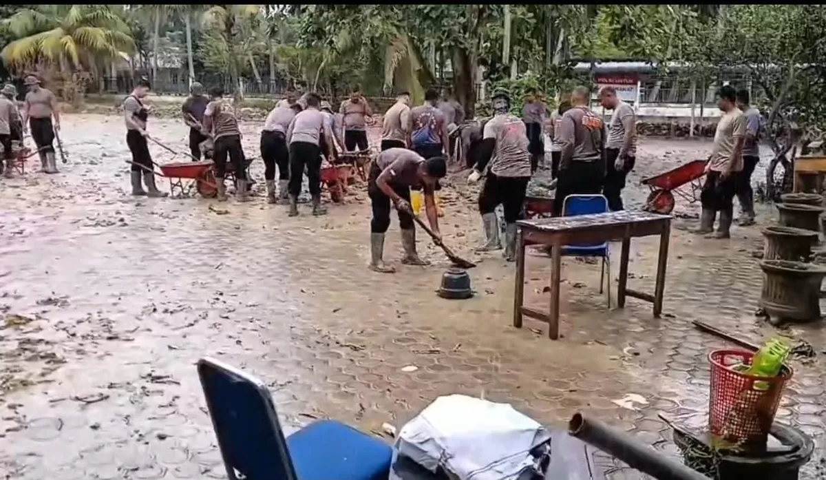 Personil Polri melakukan bakti sosial pembersihan lingkungan SDN 15 Seunuddon, Kecamatan Seunuddon, Kabupaten Aceh Utara, Jumat (2/1/2026). (f: Ist)