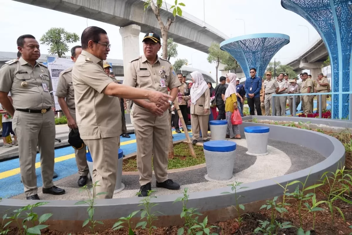 Wali Kota Administrasi Jakarta Timur, Munjirin, mendampingi Gubernur DKI Jakarta, Pramono Anung Wibowo, meninjau Taman Gapura Muka Cakung di Jalan Raya Bekasi, Kelurahan Cakung Barat, Kecamatan Cakung, Selasa (6/1/2026). (f: Ist)