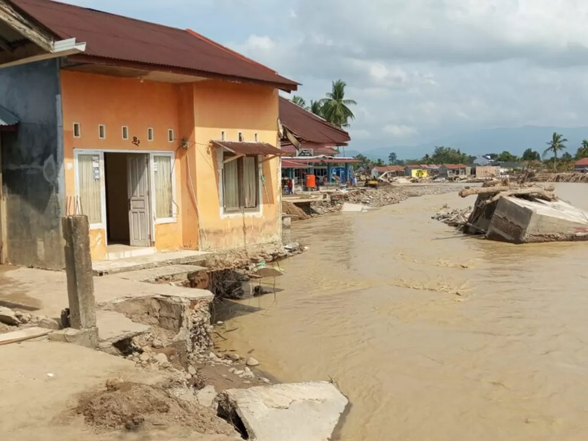 Penampakan rumah yang hanya menunggu waktu amblas saat sungai meluap di Komplek Griya Permata 2 Nanggalo, Kota Padang. (f: katasumbar.com)