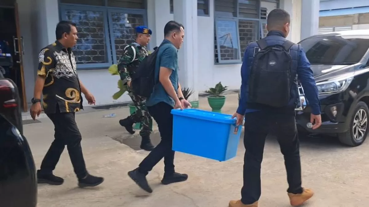 Jampidsus Kejagung menggeledah kantor Kemenhut, Rabu, 7 Januari 2026, terkait korupsi tambang nikel di Konawe Utara, Sulawesi Tenggara. (f: istimewa)