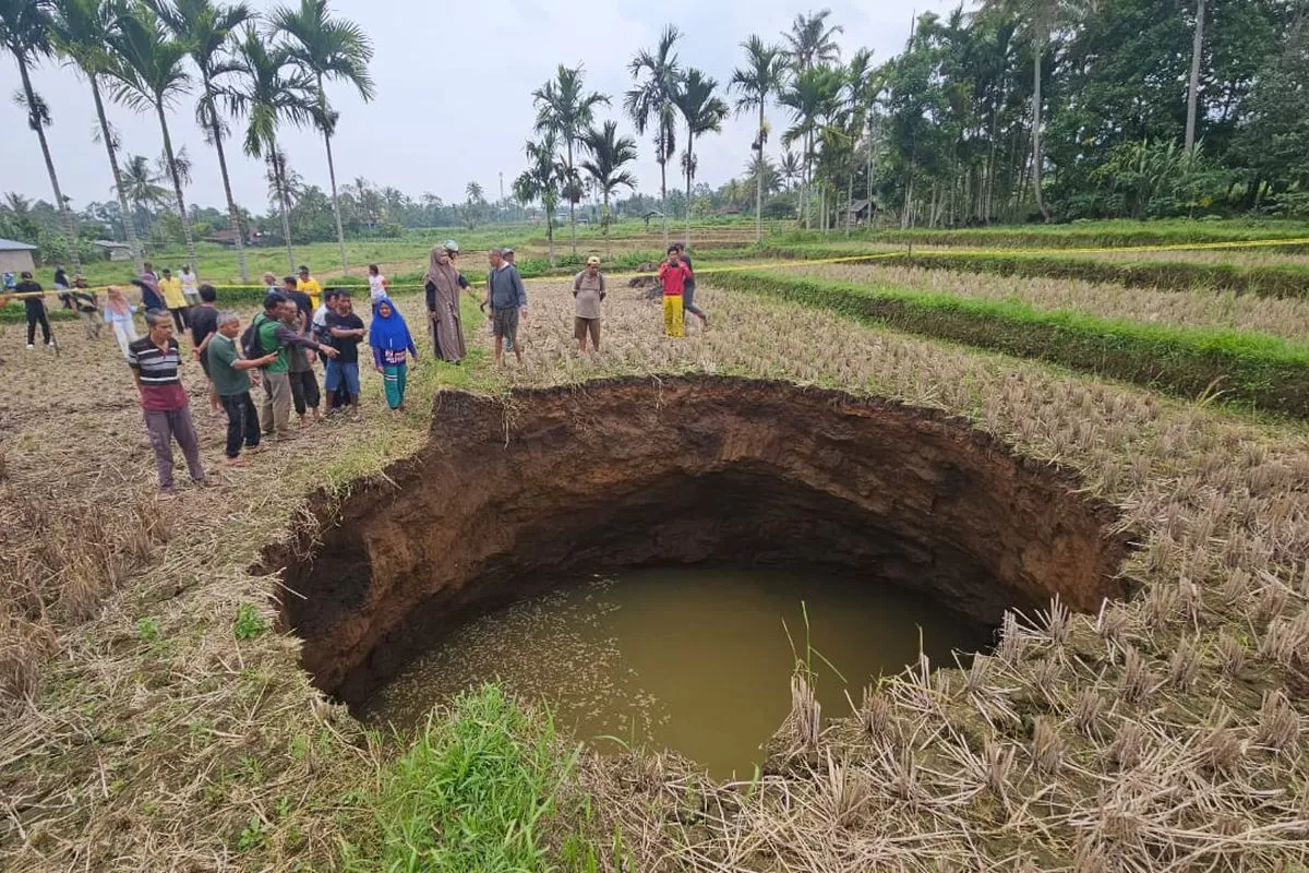 Lubang besar di Limapuluh Kota, Minggu (4/1/2025). (f: BPBD Limapuluh Kota/kompas.com)